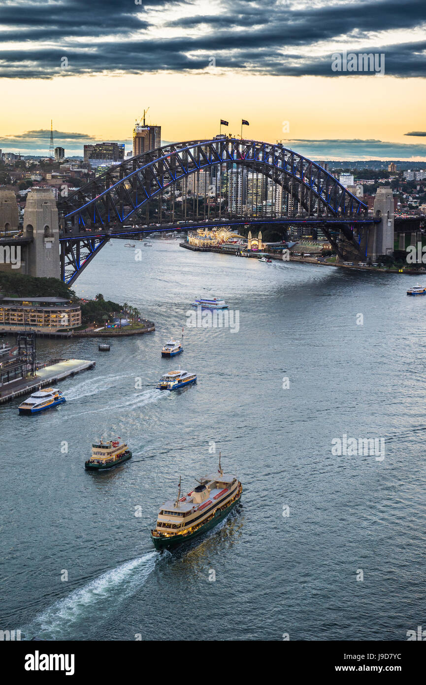 Vista sul porto di Sydney dopo il tramonto di Sydney, Nuovo Galles del Sud, Australia Pacific Foto Stock