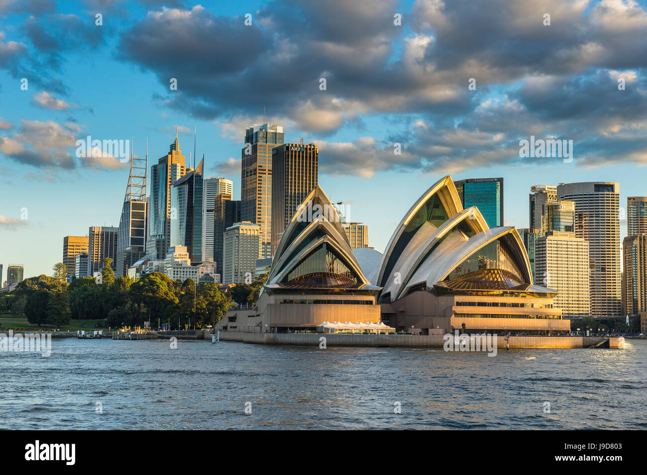 La Sydney Opera House, Sito Patrimonio Mondiale dell'UNESCO, e lo skyline di Sydney al tramonto, Nuovo Galles del Sud, Australia Pacific Foto Stock