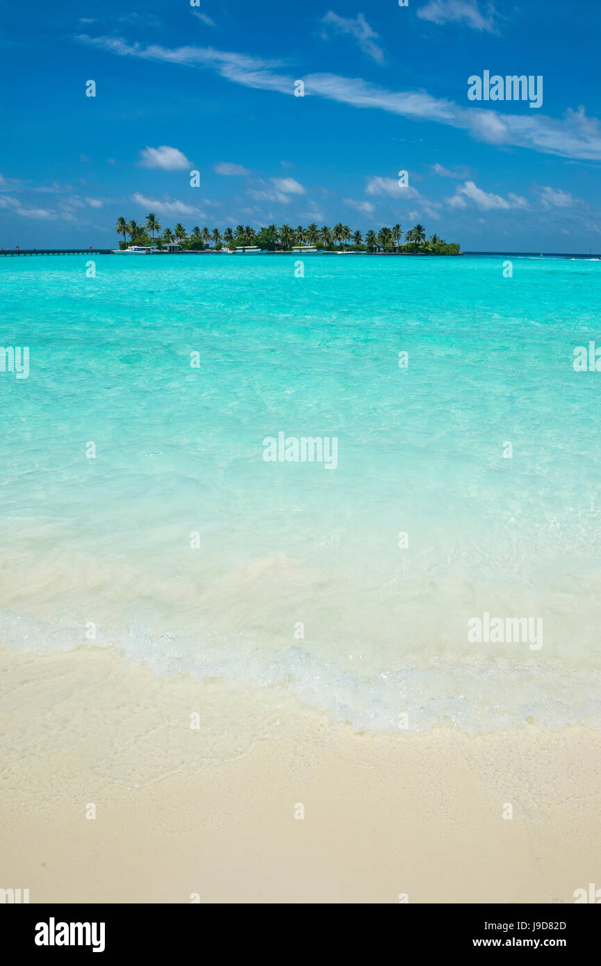 La piccola isola nell'acqua turchese, Sun Island Resort, isola di Nalaguraidhoo, atollo di Ari, Maldive, Oceano Indiano, Asia Foto Stock