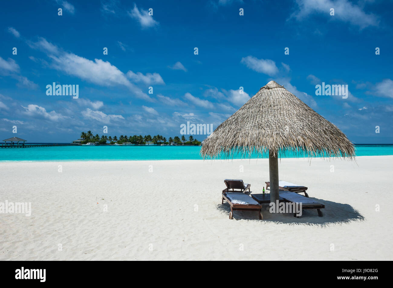 Ombrellone su una spiaggia di sabbia bianca e acqua turchese, Sun Island Resort, isola di Nalaguraidhoo, atollo di Ari, Maldive, Oceano Indiano Foto Stock