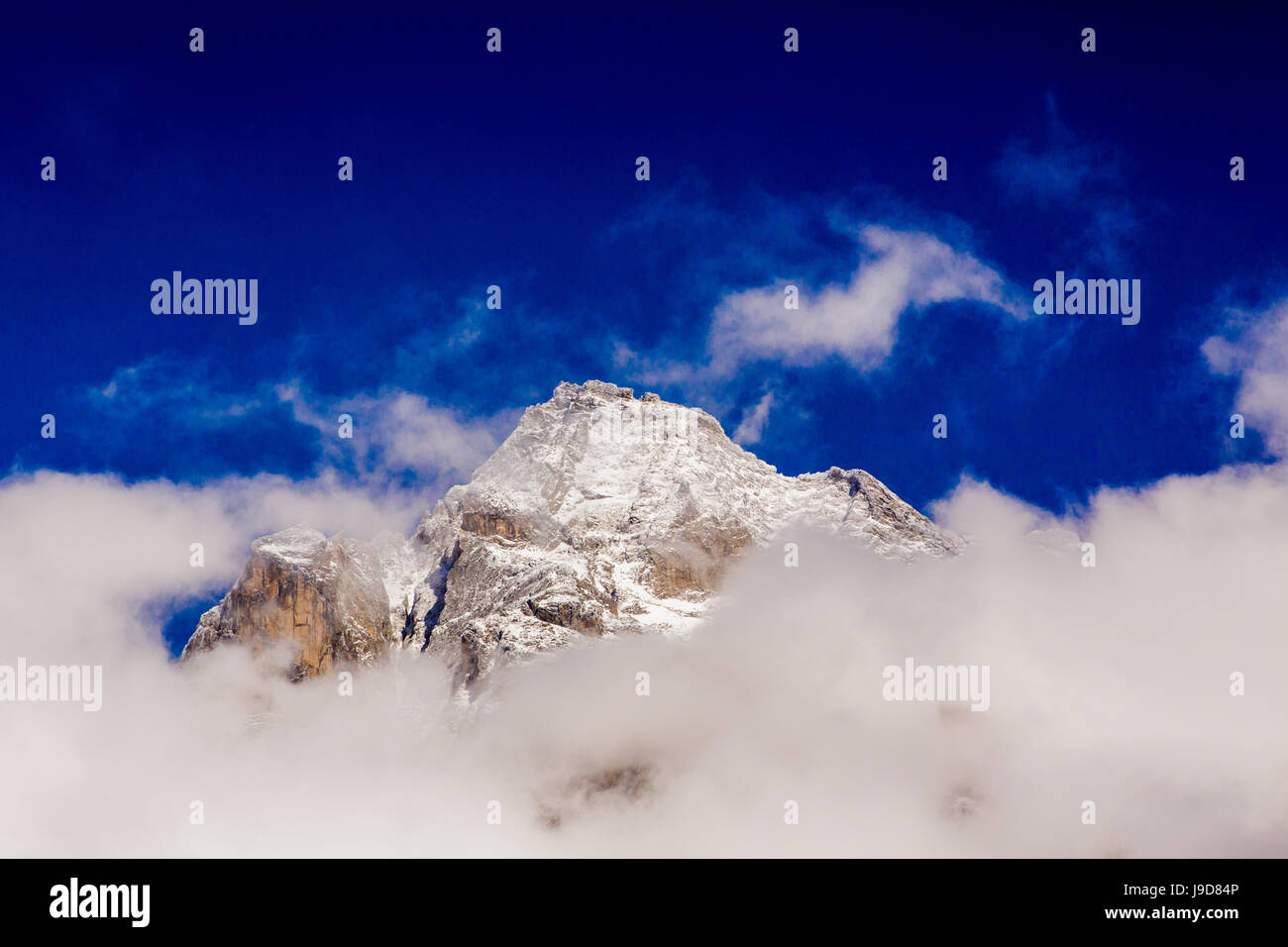 Il picco del Monte Everest spiata attraverso le nuvole, Sagarmartha Parco Nazionale, sito Patrimonio Mondiale dell'UNESCO, Himalaya, Nepal, Asia Foto Stock