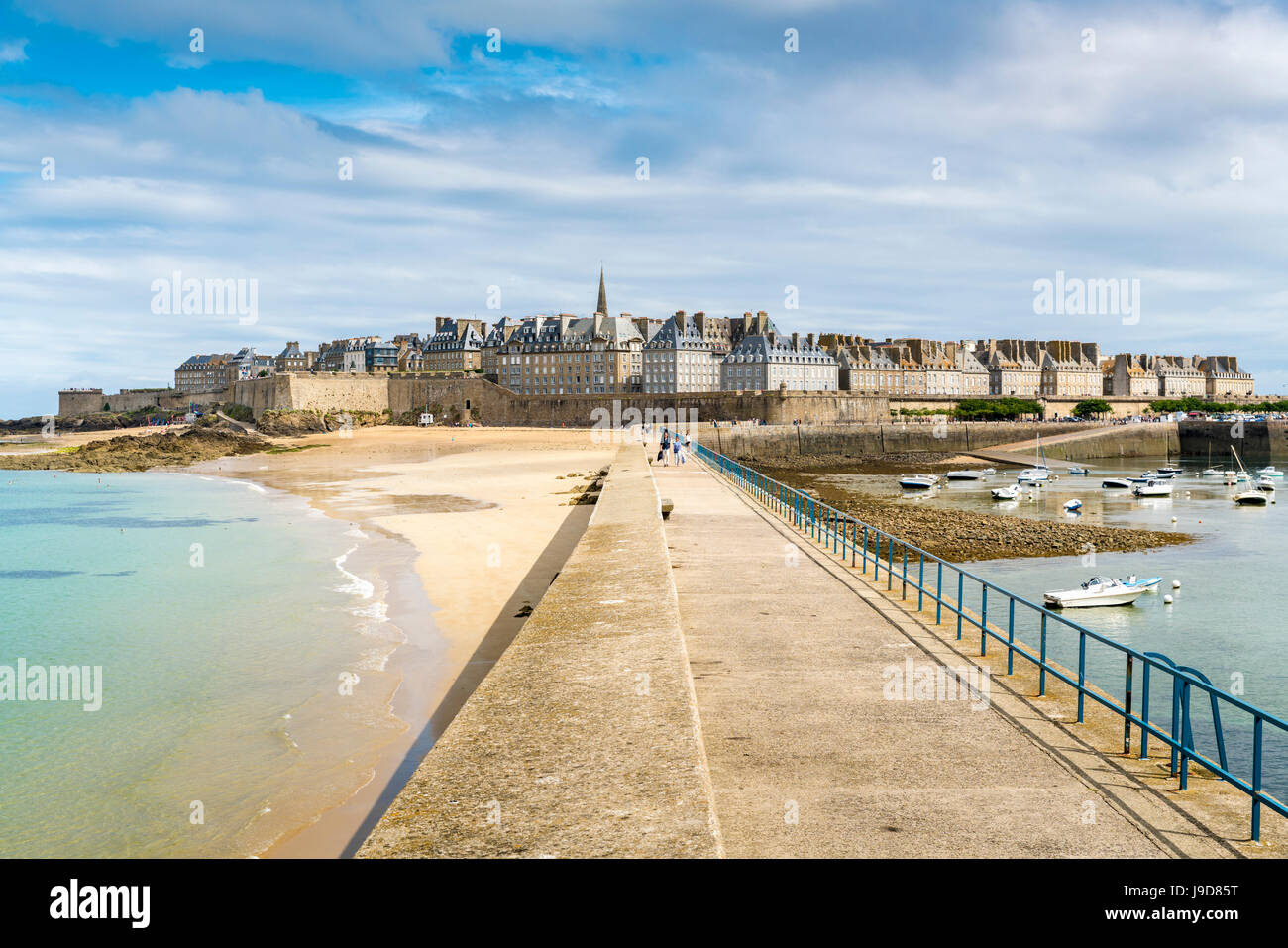Il villaggio visto dal molo, St. Malo, Ille-et-Vilaine Bretagna, Francia, Europa Foto Stock