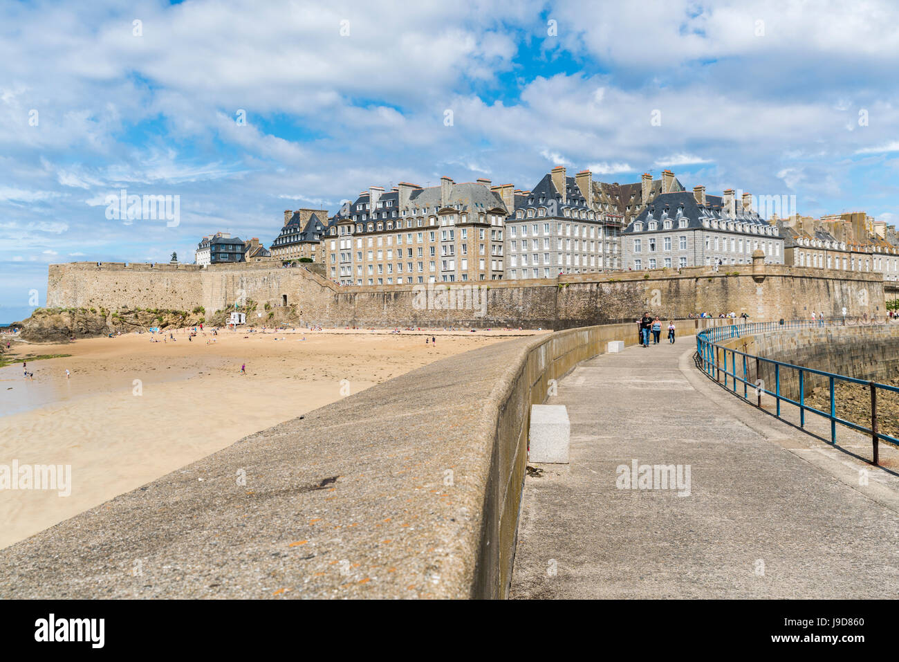 Il villaggio visto dal molo, St. Malo, Ille-et-Vilaine Bretagna, Francia, Europa Foto Stock
