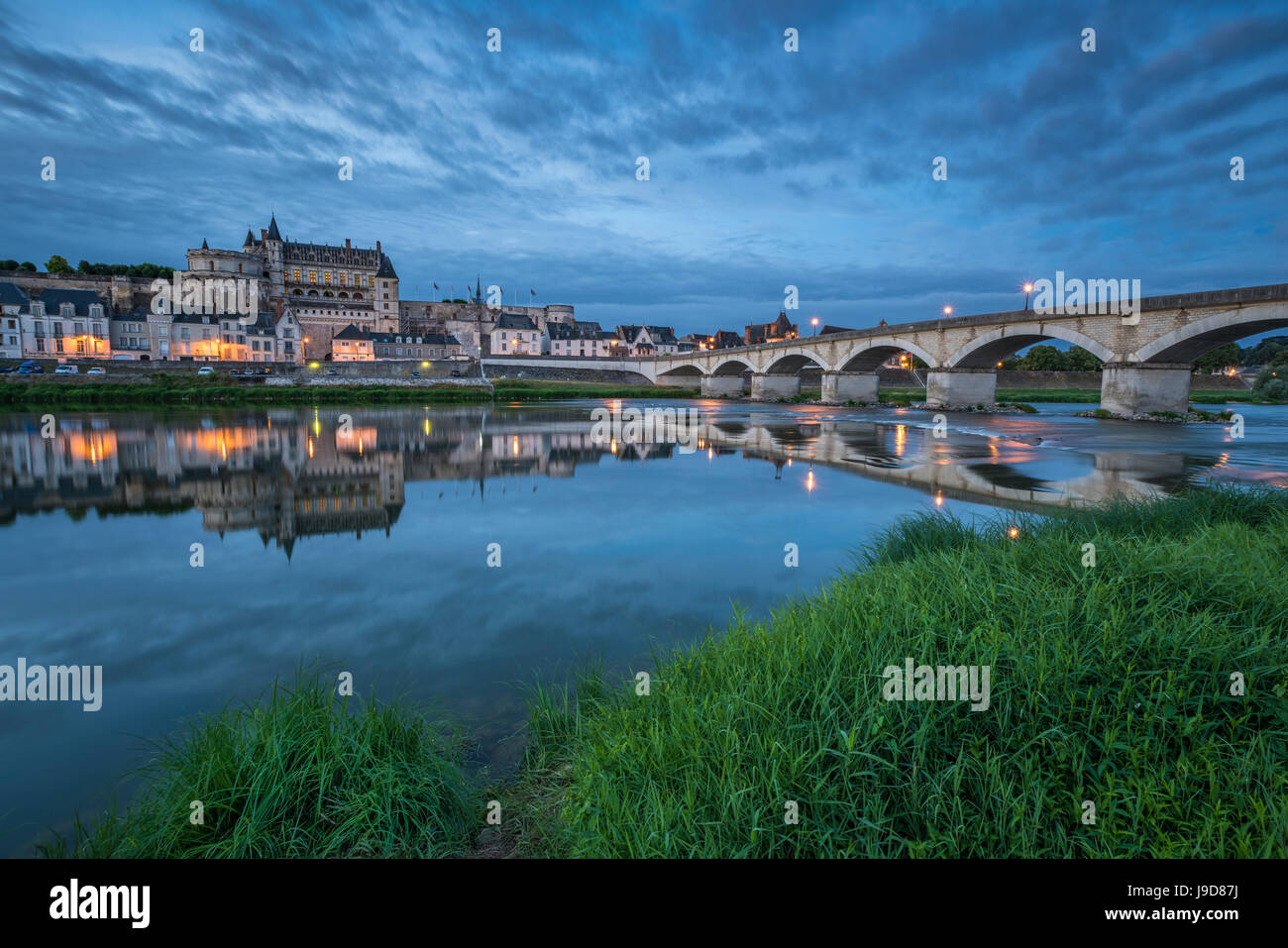 Il castello e il ponte blu a ora, Amboise, Indre-et-Loire, Valle della Loira, Centro, Francia, Europa Foto Stock