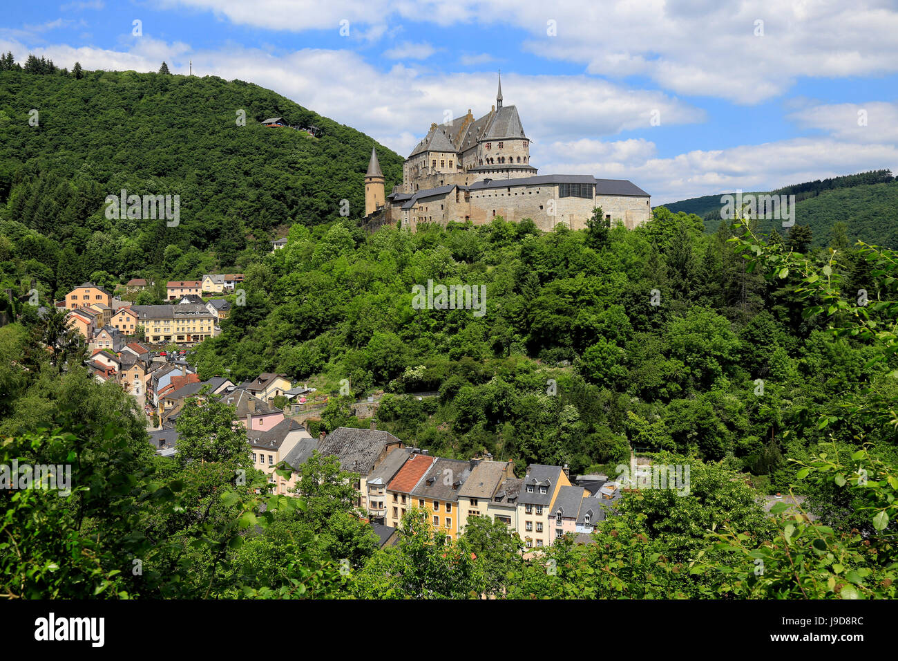 Il castello di Vianden sopra la città di Vianden sul nostro fiume, cantone di Vianden, Granducato del Lussemburgo, Europa Foto Stock