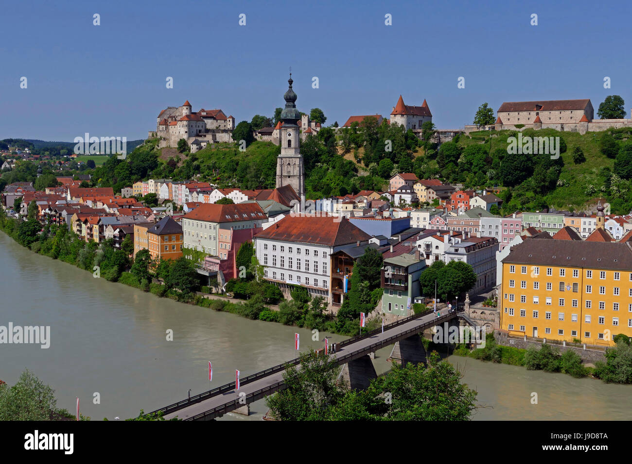 Fiume Salzach e la Città Vecchia con il Castello, Burghausen, Alta Baviera, Baviera, Germania, Europa Foto Stock