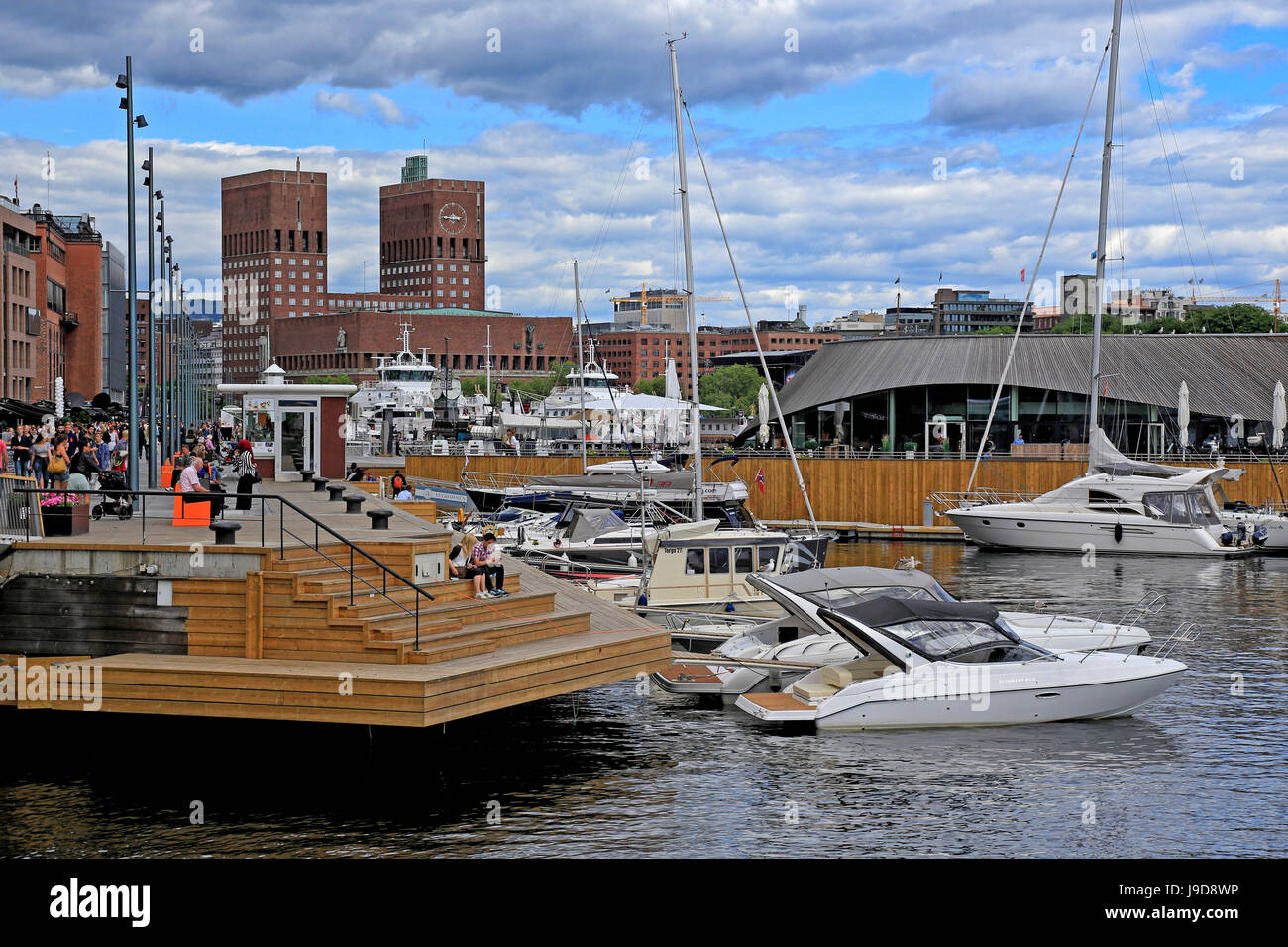 Aker Brygge e Municipio di Oslo, Norvegia, Scandinavia, Europa Foto Stock