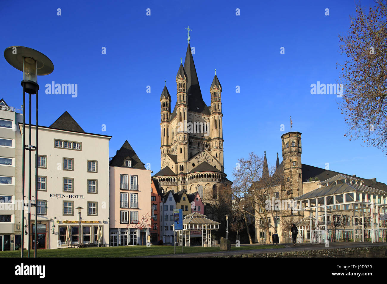 Piazza Fischmarkt con Chiesa di Gross San Martin, Colonia, nella Renania settentrionale-Vestfalia, Germania, Europa Foto Stock