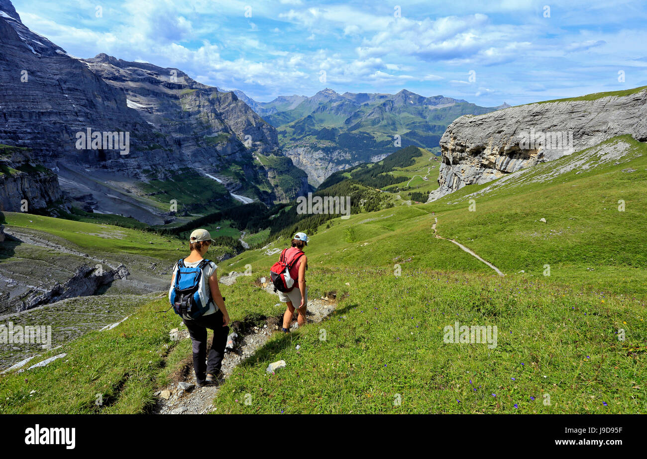 Gli escursionisti a Kleine Scheidegg, Grindelwald, Oberland bernese, Svizzera, Europa Foto Stock