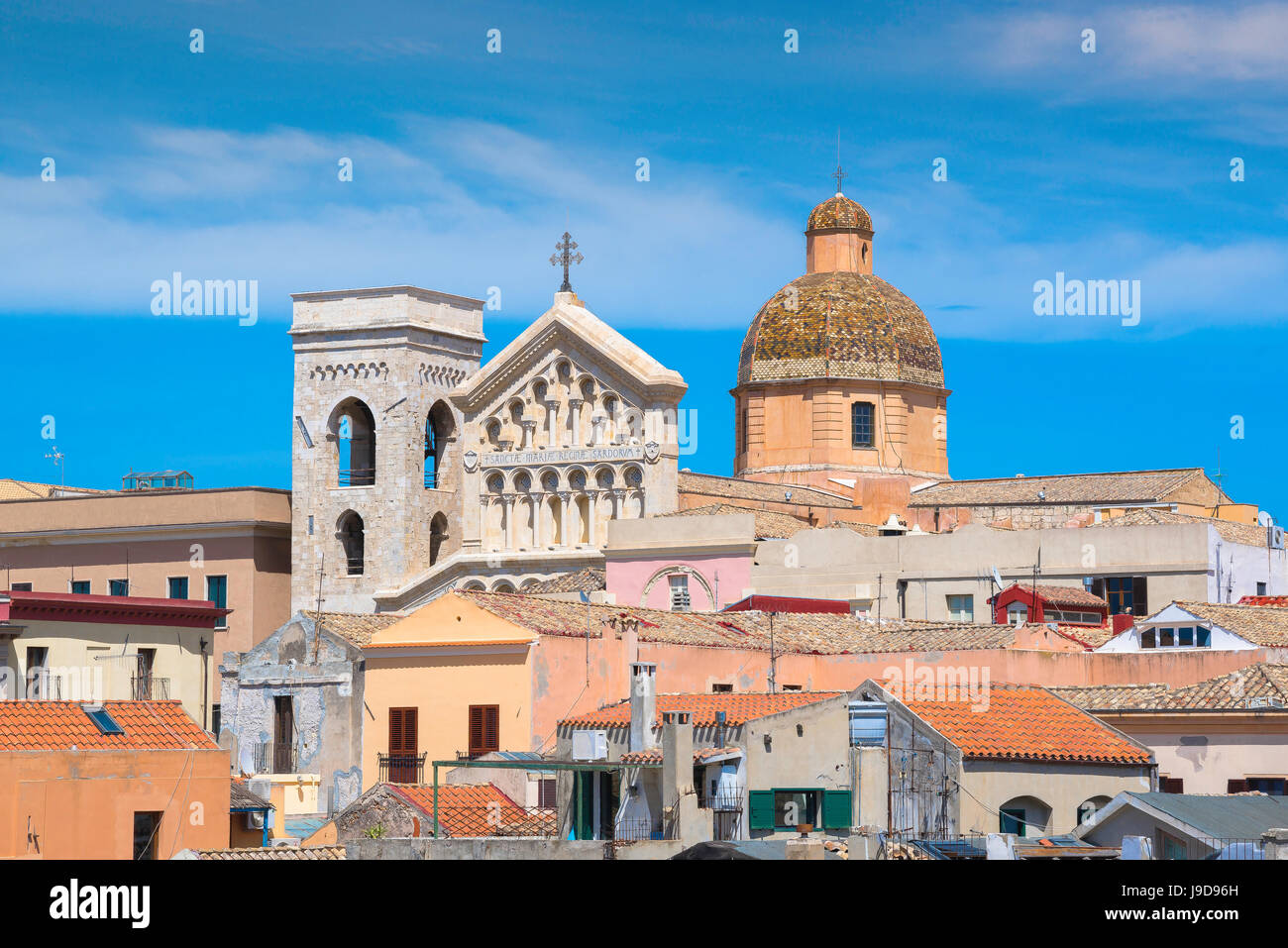 Cagliari Castello, skyline del vecchio quartiere di Castello di Cagliari che mostra il campanile della cattedrale, davanti a capanna e cupola sopra il roofline, SARDEGNA. Foto Stock
