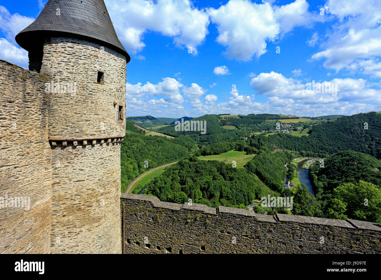 Il castello di Bourscheid nella valle del fiume Sauer, cantone di Diekirch, Granducato del Lussemburgo, Europa Foto Stock