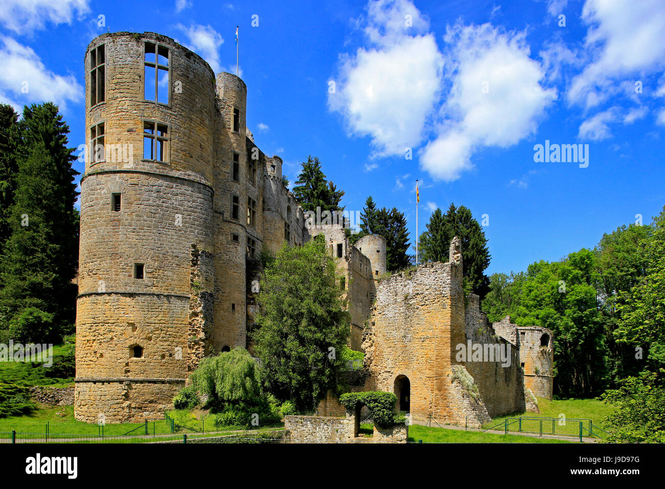 La rovina del castello di Beaufort in Beaufort, cantone di Echternach, Granducato del Lussemburgo, Europa Foto Stock