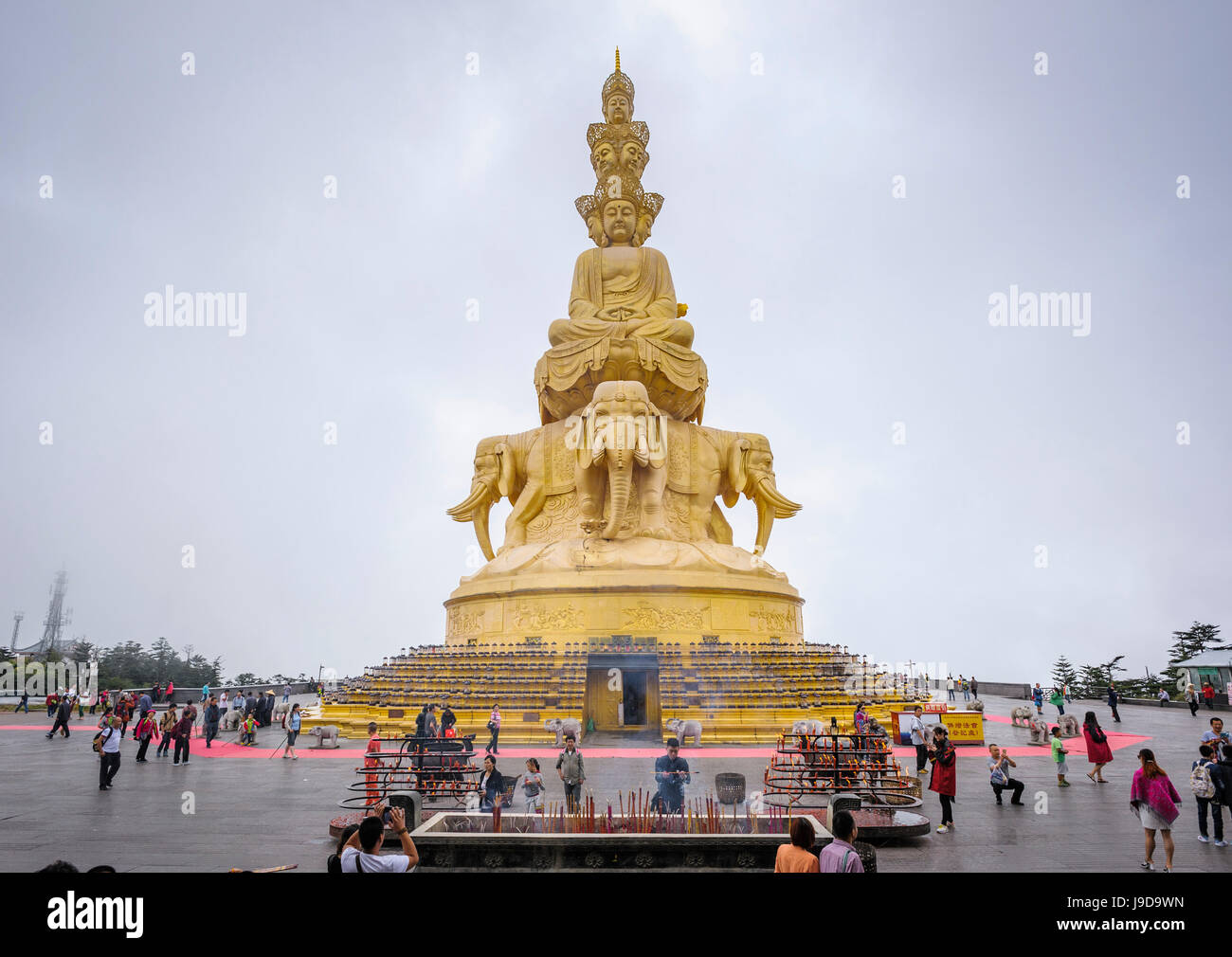 La grande statua di Samantabhadra al vertice del monte Emei (Emei Shan), l'UNESCO, nella provincia di Sichuan, in Cina, Asia Foto Stock