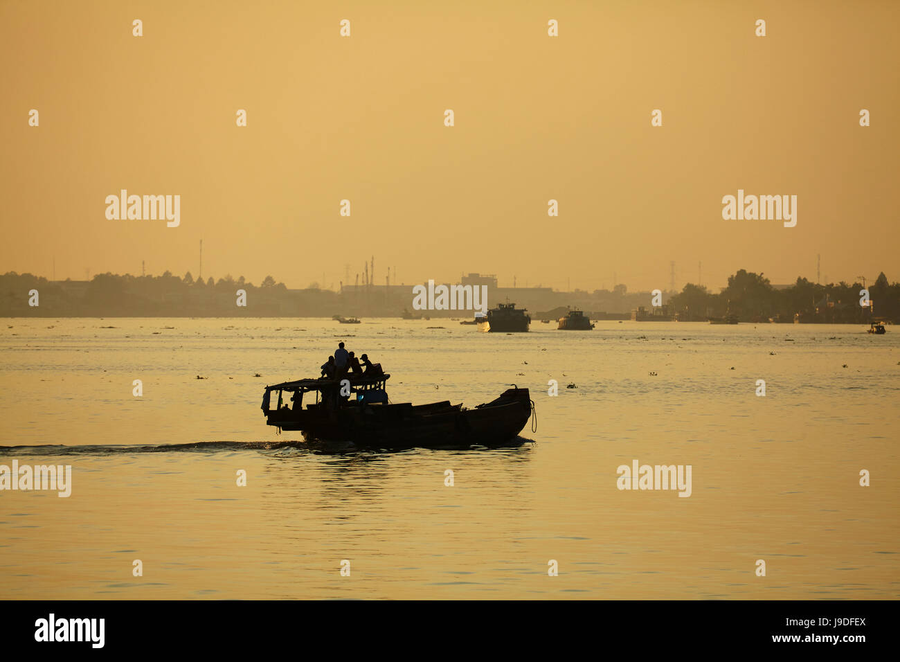 Barche su Co Chien Fiume (ramo del fiume Mekong) al tramonto, Vinh Long, Delta del Mekong, Vietnam Foto Stock
