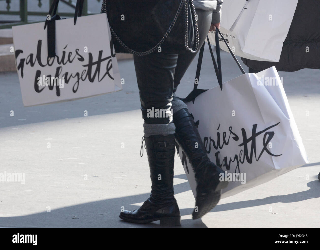 Donna con le borse della spesa dai grandi magazzini Galeries Lafayette,  Boulevard Haussmann, Parigi, Francia Foto stock - Alamy