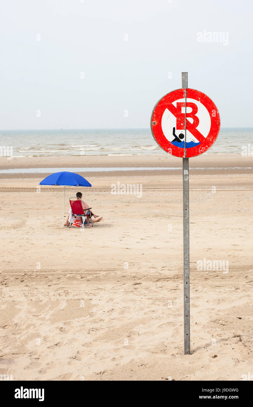 Oostduinkerke, Belga West Coast - proibito nuotare segno sulla spiaggia. Foto Stock