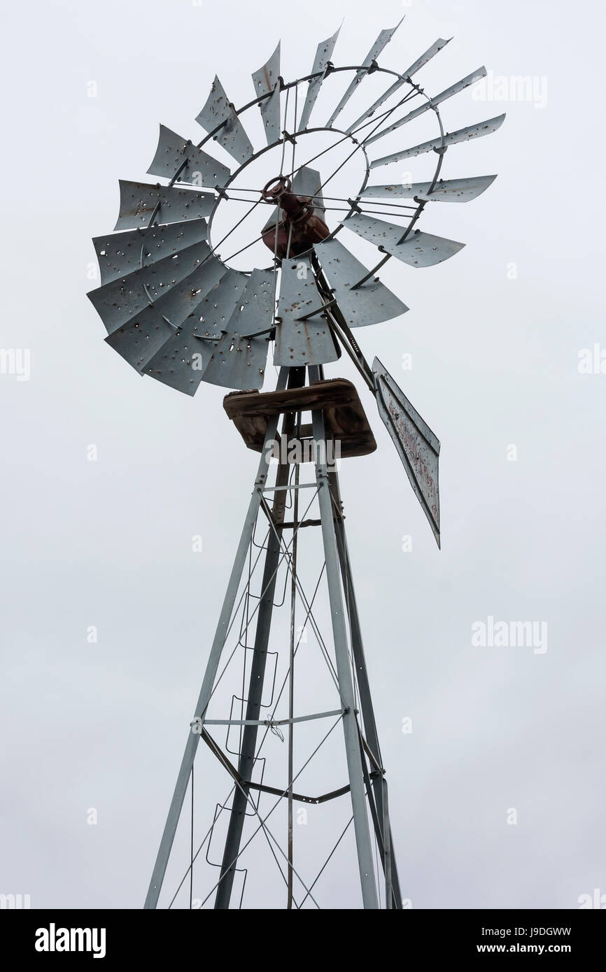 Torre, America, il mulino a vento, energia eolica, pompa, pompa acqua,  girandola, acqua, vecchio Foto stock - Alamy