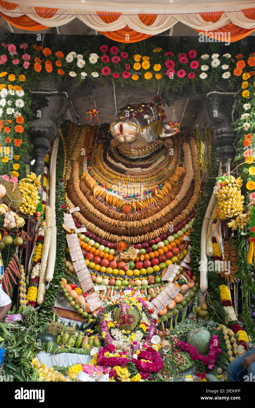 Una statua della divinità Indù Nandi è decorato con elementi di cibo per l'(Harvest Festival of Pongal a Tiruvannamalai, Tamil Nadu, India Foto Stock