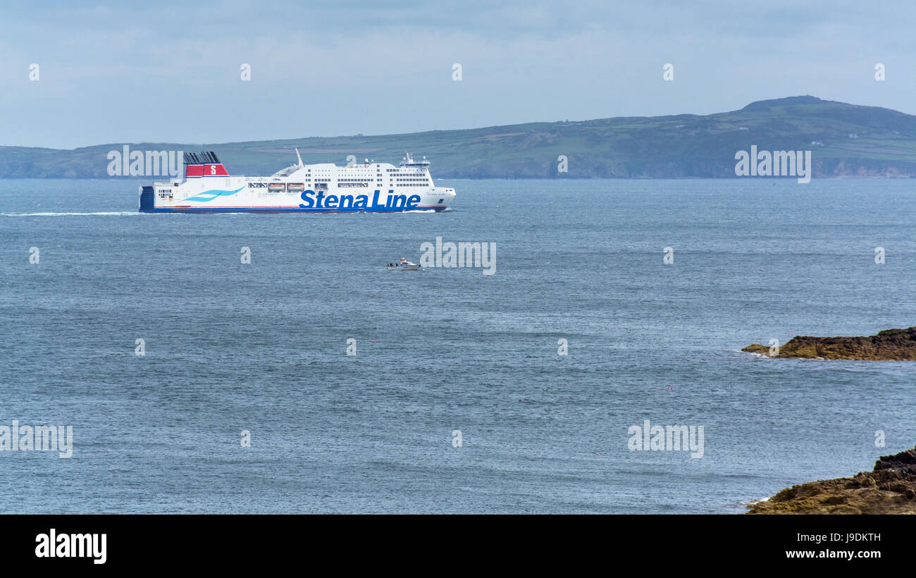 Una vista del traghetto Stanaline vela al dock a Holyhead su Anglesey. Foto Stock