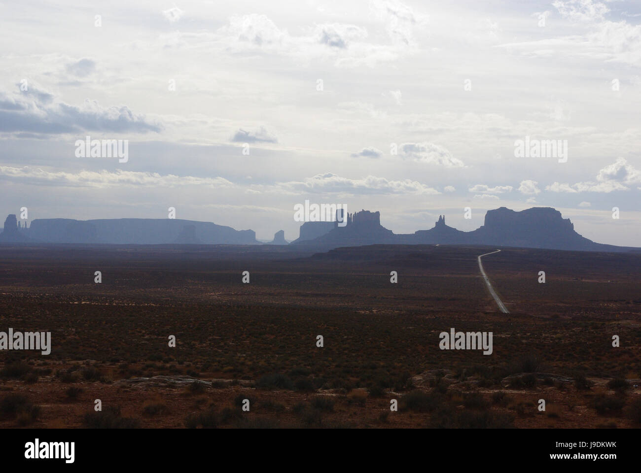 Il monument valley sotto le nuvole da una distanza,Arizona Foto Stock