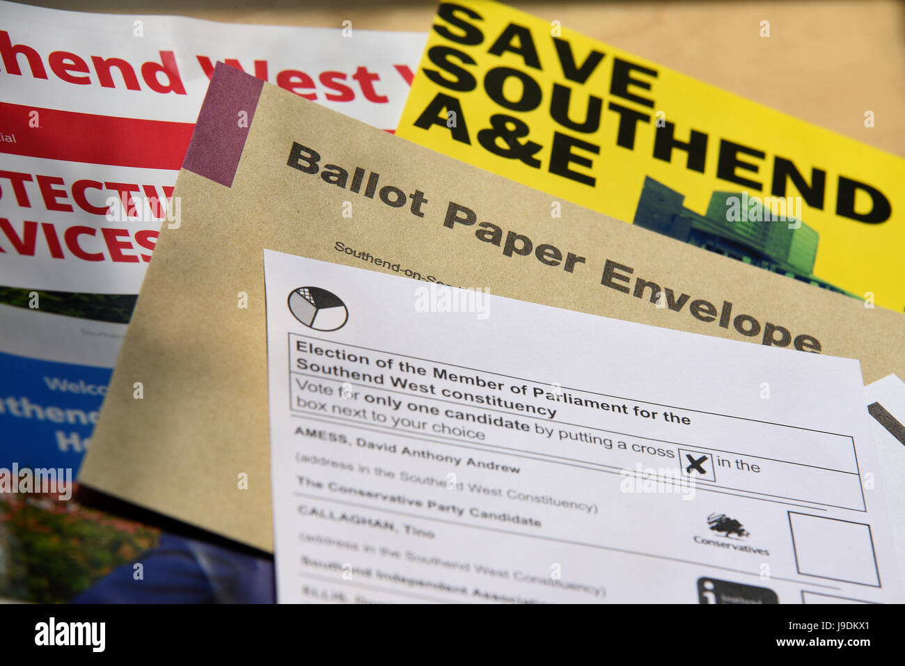 Ballottaggio postale la carta con la busta, locale Southend West candidato pamphlet e salvare Southend A&E il foglietto illustrativo, su un tavolo da caffè nella luce naturale Foto Stock
