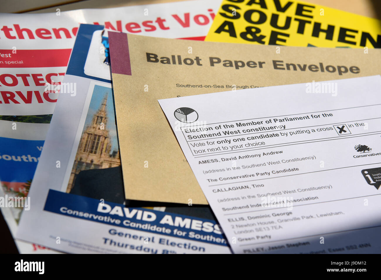 Ballottaggio postale carta, busta, locale Southend West candidato David Amess pamphlet e salvare Southend A&E il foglietto illustrativo, su un tavolo da caffè nella luce naturale Foto Stock