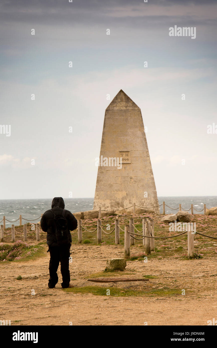 Regno Unito Inghilterra, Dorset, Portland Bill, visitatore a 1844 Trinity House obelisco di avvertimento di subacquea ripiano di roccia Foto Stock