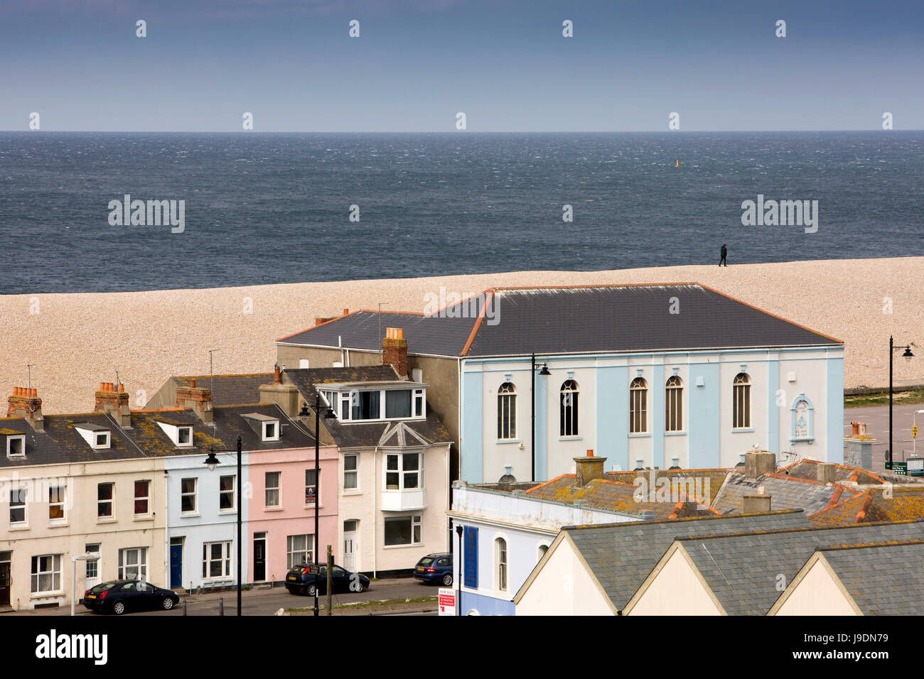 Regno Unito Inghilterra, Dorset, Portland, Chiswell, vista in elevazione delle case dietro Chesil Beach Foto Stock