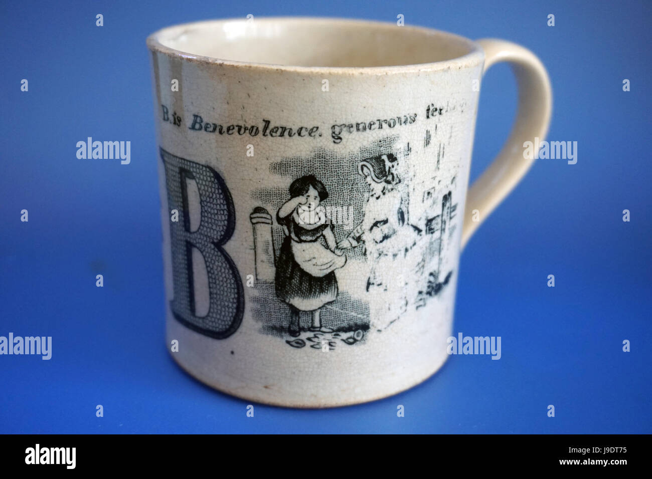 Antique 19C Staffordshire Pearlware British ceramiche di trasferimento nero alfabeto stampato la tazza con il versetto religiosa Foto Stock