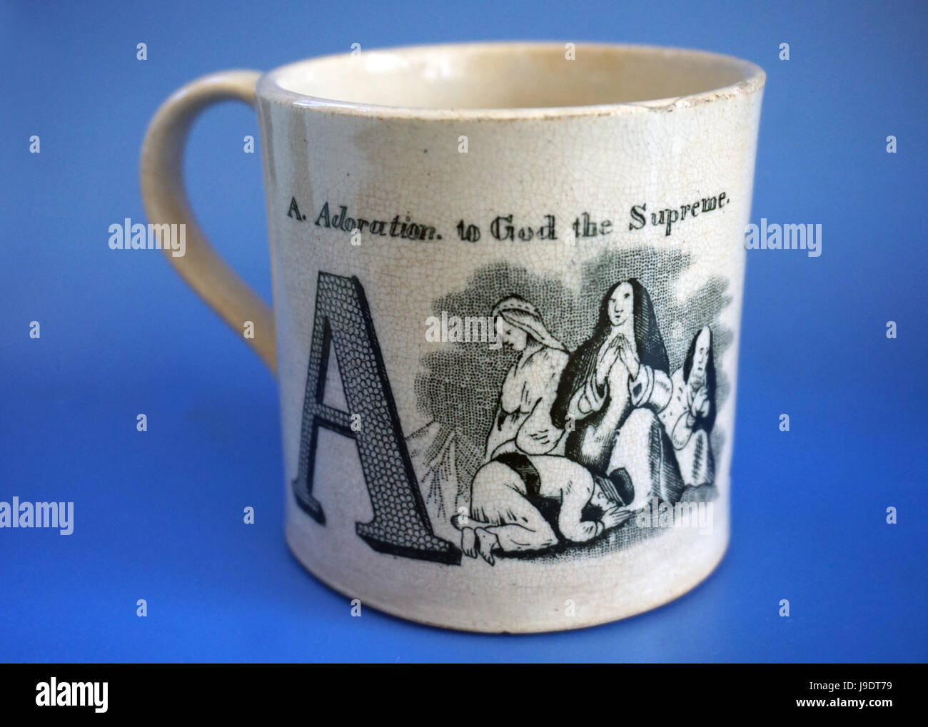 Antique 19C Staffordshire Pearlware British ceramiche di trasferimento nero alfabeto stampato la tazza con il versetto religiosa Foto Stock