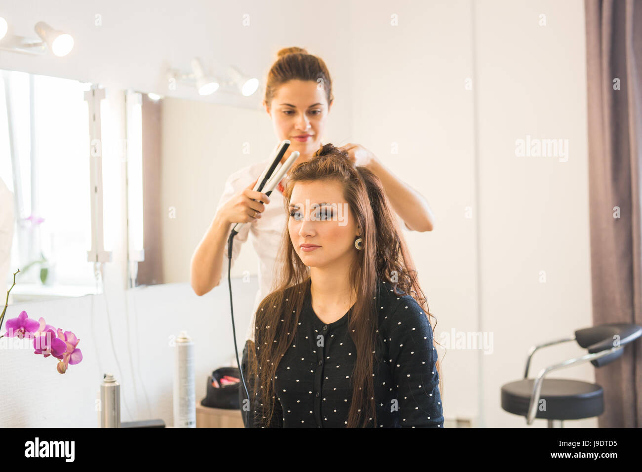 Giorno lavorativo all'interno del salone di bellezza. Parrucchiere rende lo styling dei capelli. Foto Stock