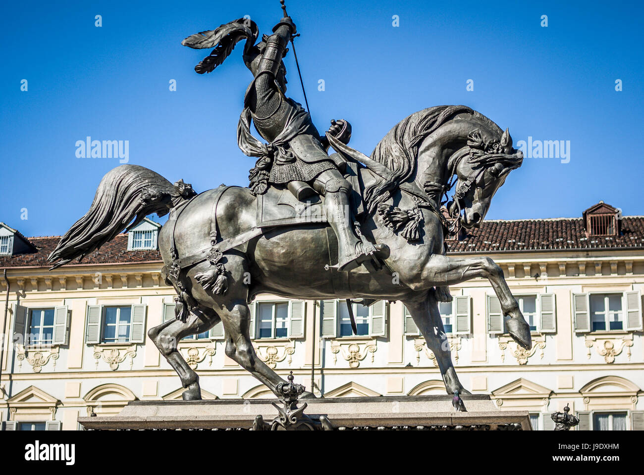 Piazza San Carlo, una delle piazze principali di Torino ,l'Italia, con il monumento equestre di re Vittorio Emanuele Filiberto Foto Stock