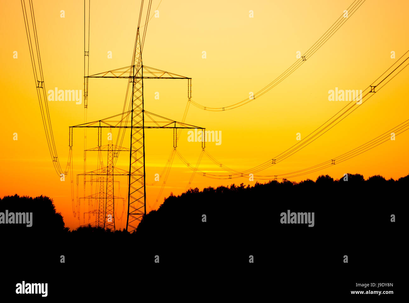 Tralicci di energia elettrica al tramonto Foto Stock