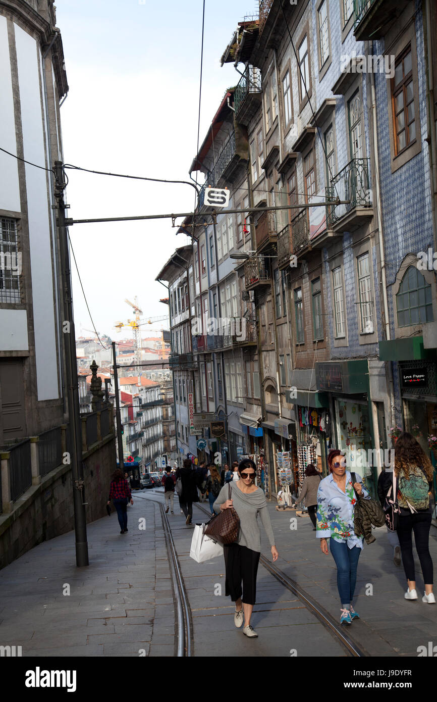 Rua da Assunção con pedoni in Porto in Portogallo Foto Stock