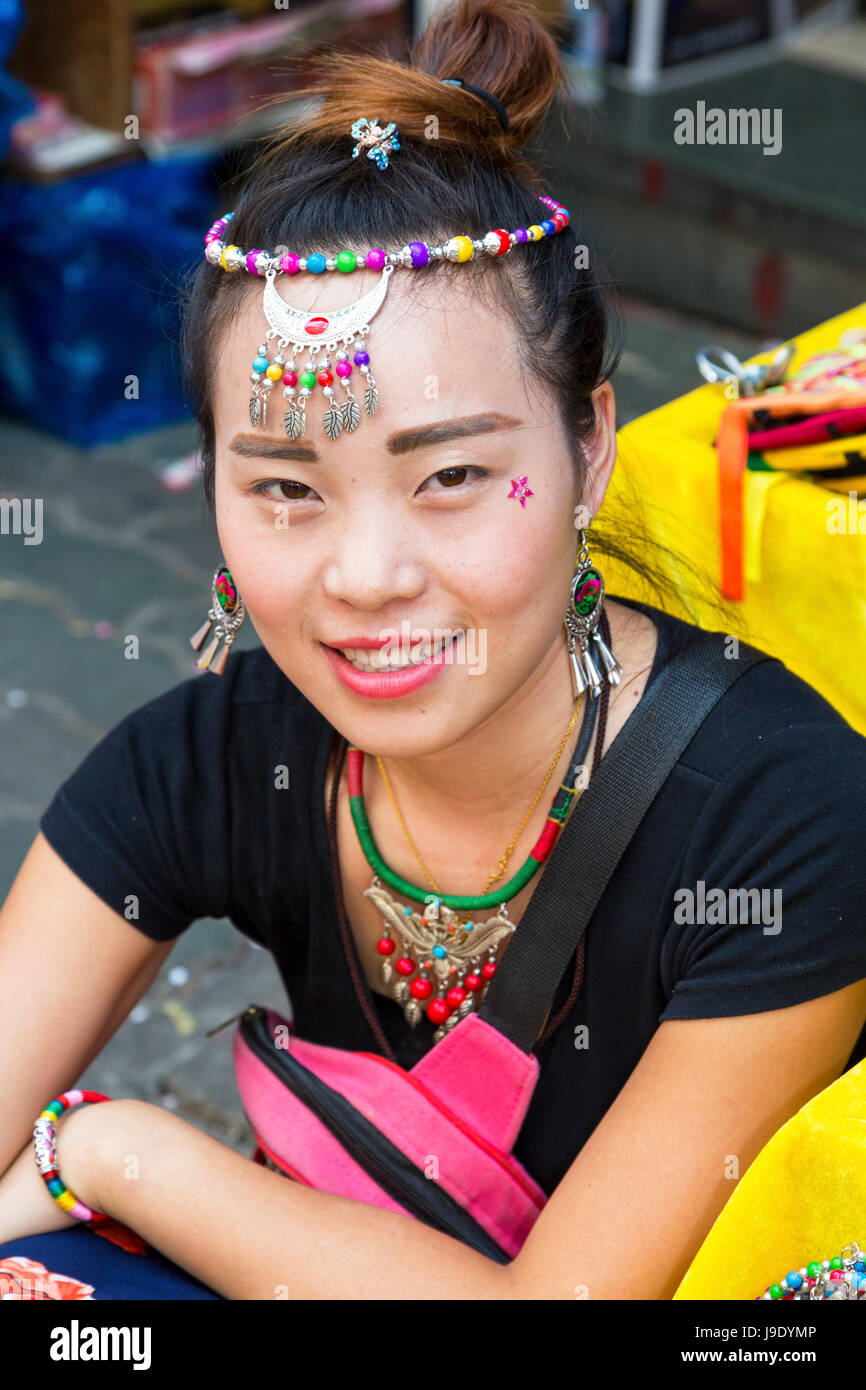Di etnia cinese ragazza in abiti etnici, il Giardino di Yu, la Shanghai, Cina Foto Stock