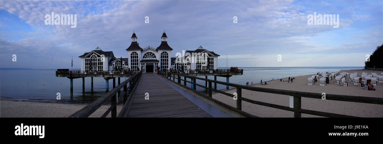 Rgen chalk cliffs e pier Foto Stock