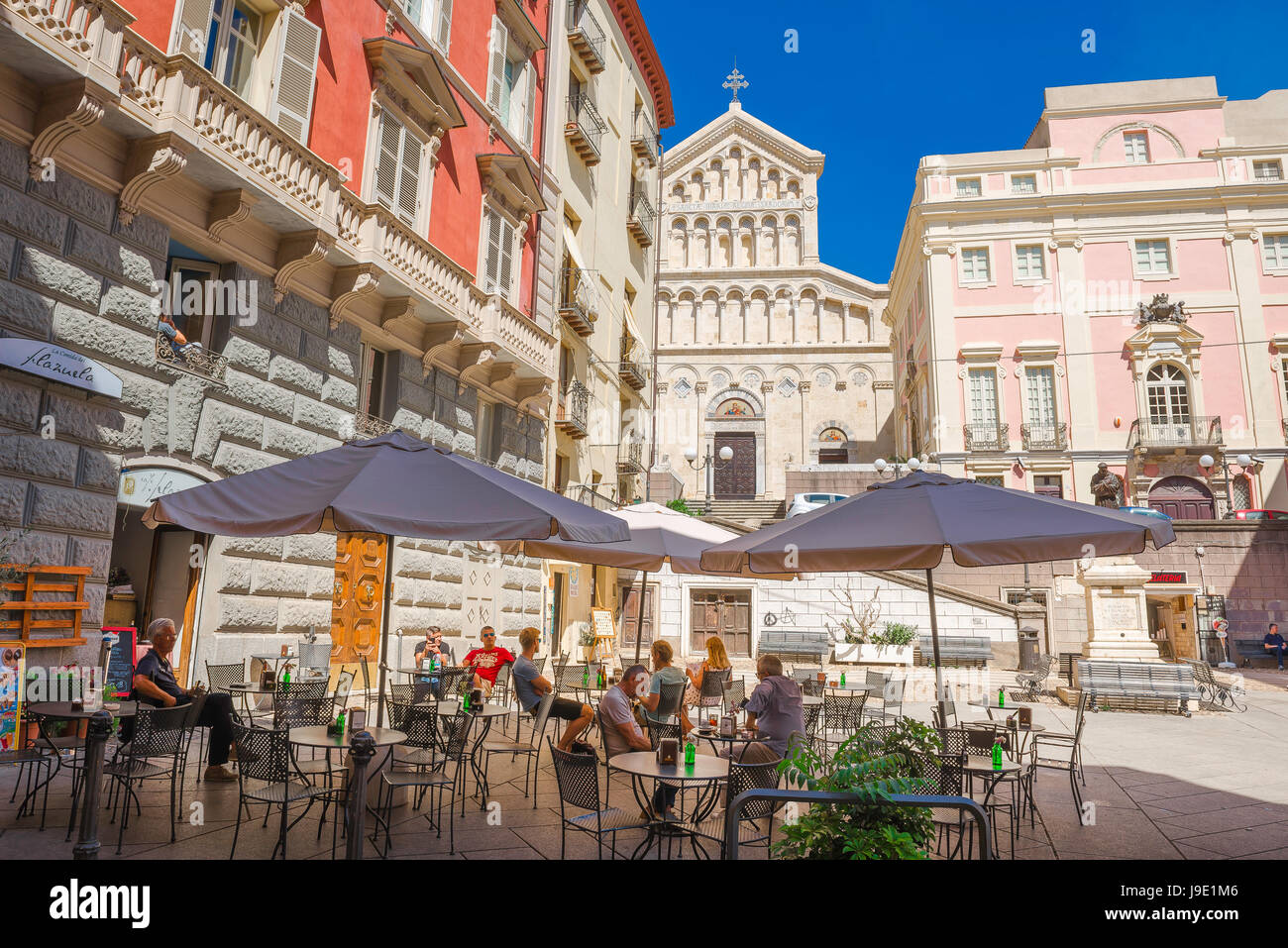 Cagliari Sardegna cafe, turisti rilassarsi su un cafe-bar terrazza in Piazza Carlo Alberto nel quartiere di Castello di Cagliari, Sardegna. Foto Stock Cagliari Sardegna cafe, turisti rilassarsi su un cafe-bar terrazza in Piazza Carlo Alberto nel quartiere di Castello di Cagliari, Sardegna. Foto Stock