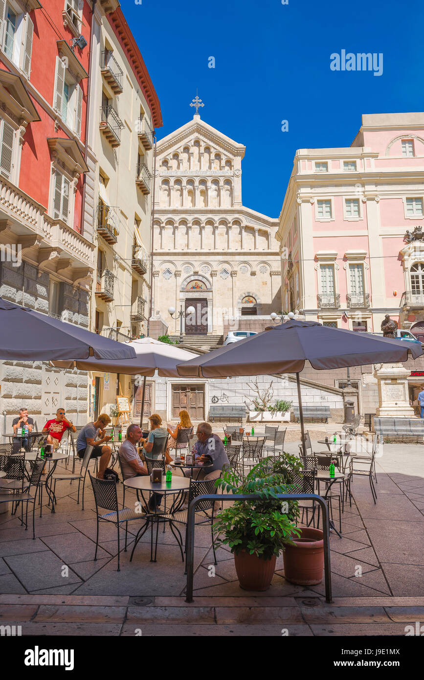 Cagliari Sardegna cafe, turisti rilassarsi su un cafe-bar terrazza in Piazza Carlo Alberto nel quartiere di Castello di Cagliari, Sardegna. Foto Stock Cagliari Sardegna cafe, turisti rilassarsi su un cafe-bar terrazza in Piazza Carlo Alberto nel quartiere di Castello di Cagliari, Sardegna. Foto Stock