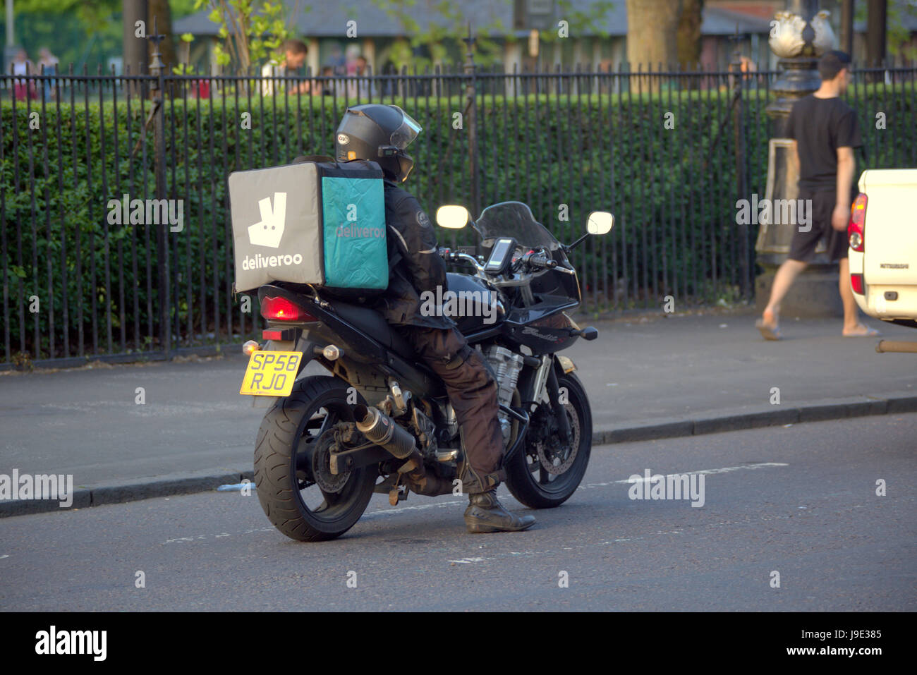 Motociclo Deliveroo uomo consegna Glasgow west end Foto Stock