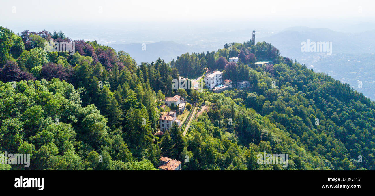 Vista aerea del Faro Voltiano di Brunate e del lago di Como, gli alberi e il verde. Lombardia, Italia. Dedicato a Alessandro Volta Foto Stock