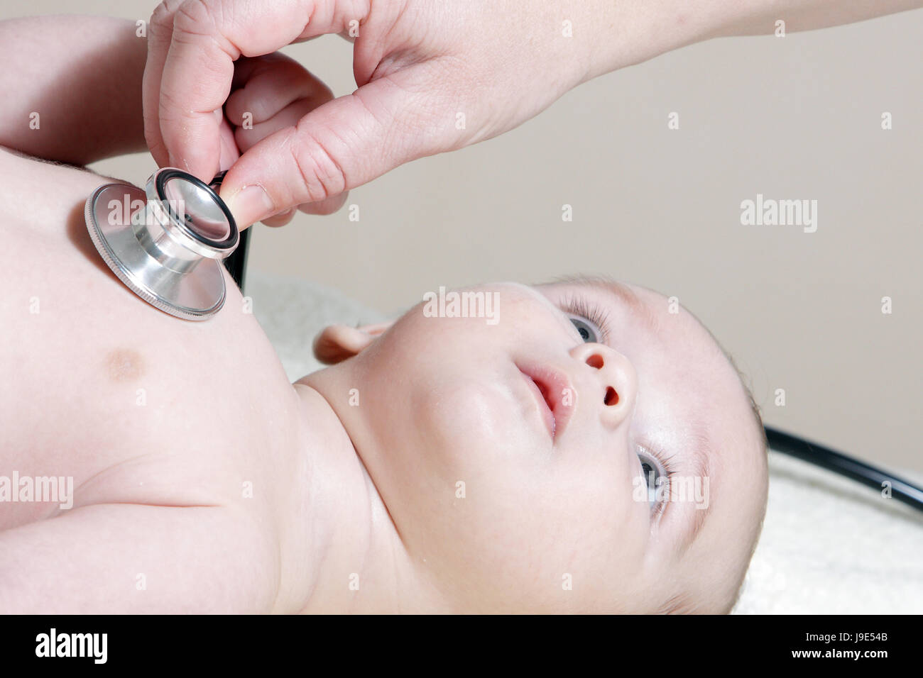 Medico, medico, medic, medico practicioner, baby, clinica, uno stetoscopio Foto Stock