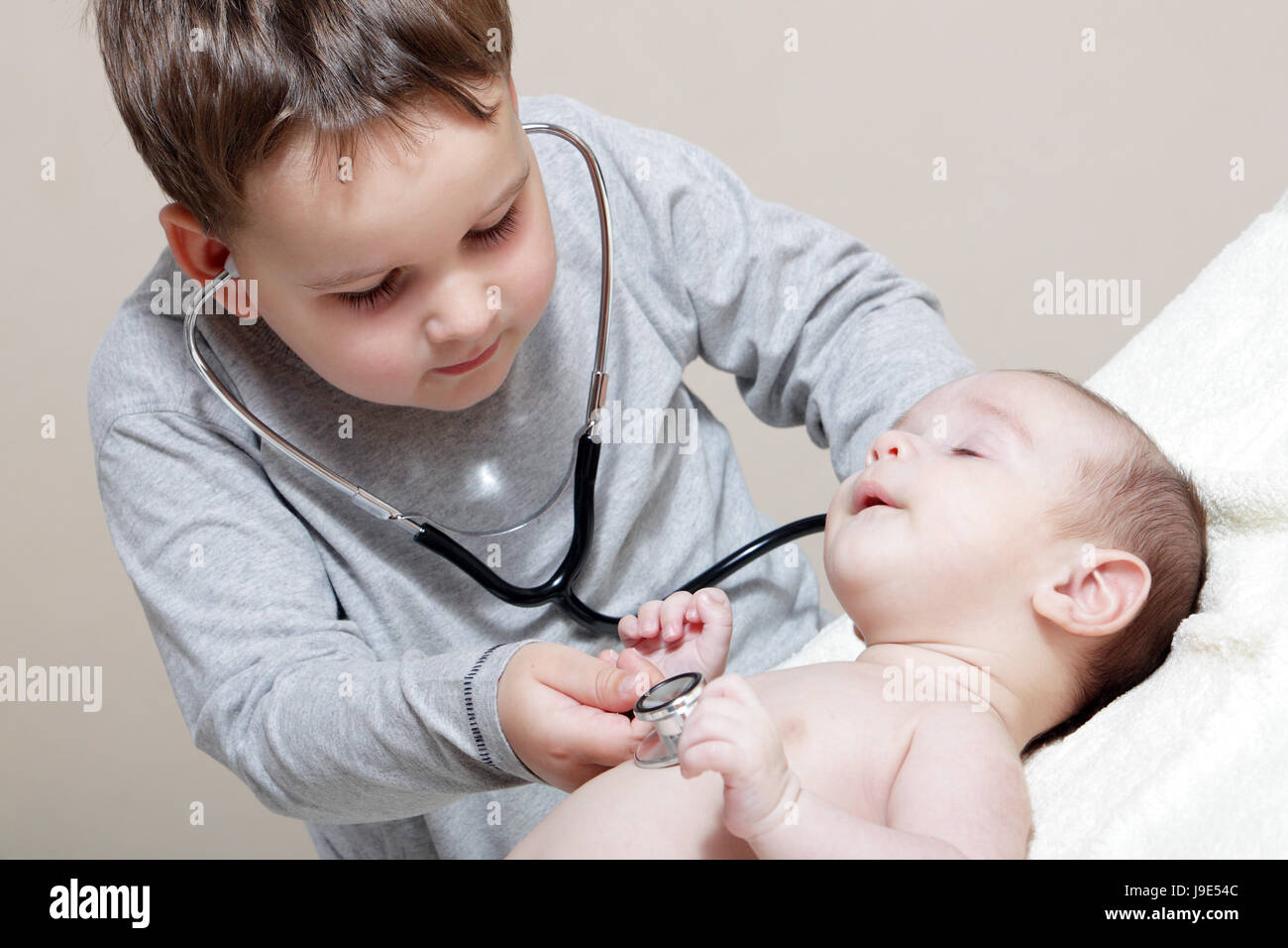 Medico, medico, medic, medico practicioner, baby, ragazzi, uno stetoscopio Foto Stock
