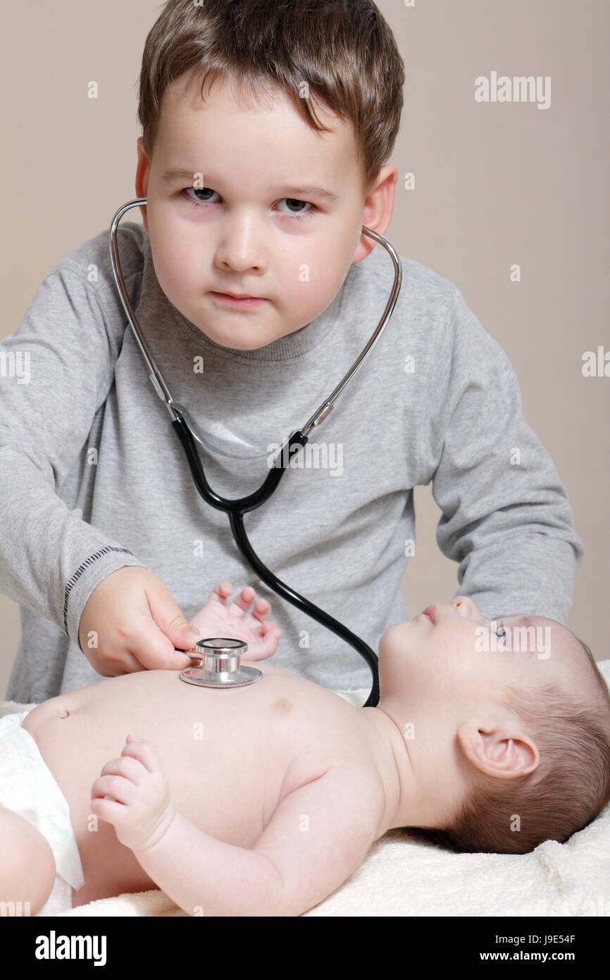 Medico, medico, medic, medico practicioner, baby, ragazzi, uno stetoscopio Foto Stock