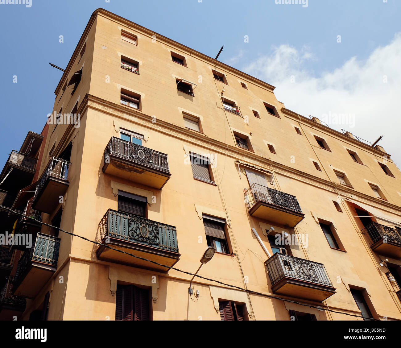 Barcellona - Luglio 29, 2016: il vecchio edificio ad angolo nel quartiere Gotico, a basso angolo di visione Foto Stock