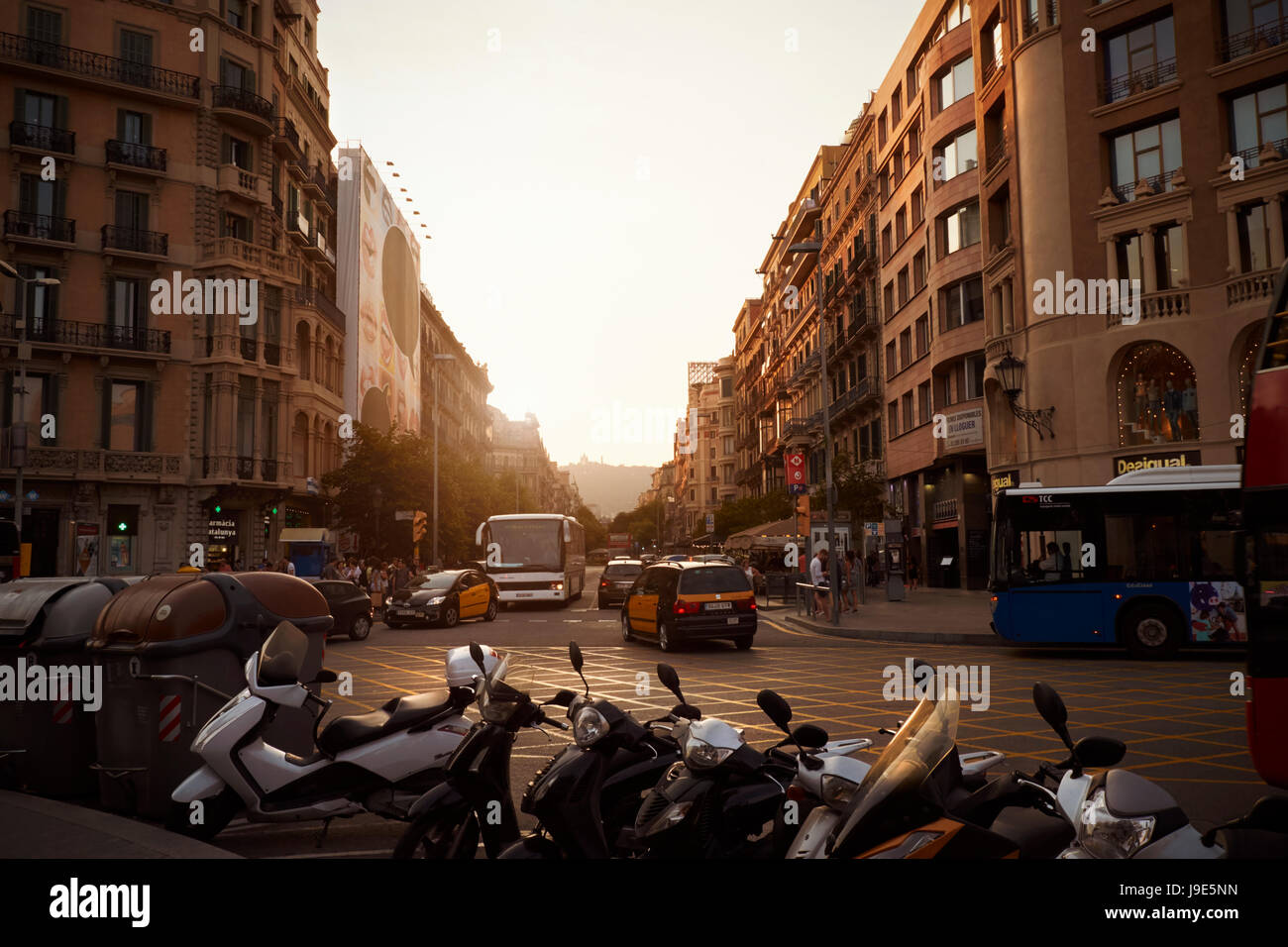 Barcellona - Luglio 29, 2016: Traffico e scooter parcheggiate su Plaça de Catalunya Foto Stock