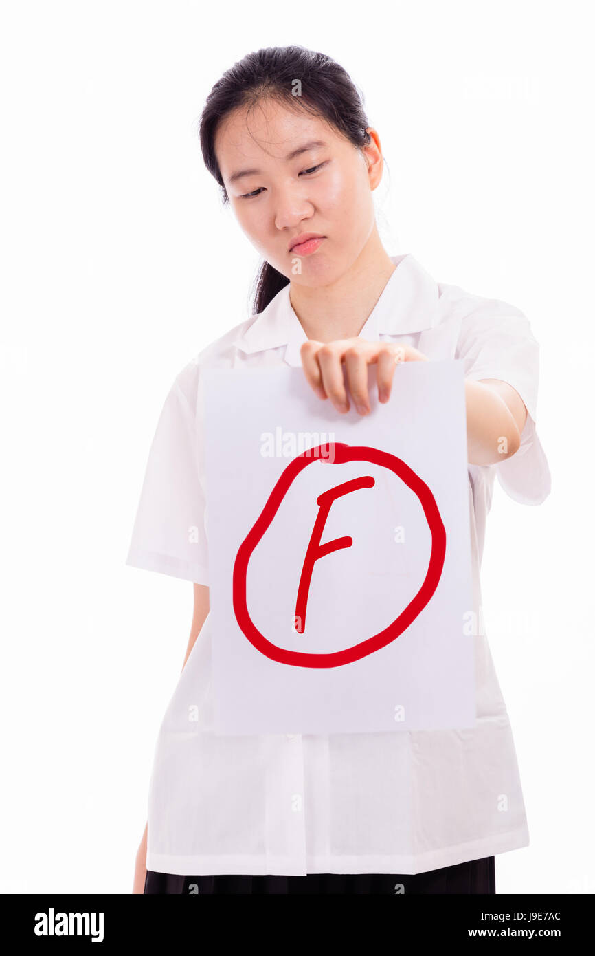 Chinese high school girl in uniforme che mostra impossibile testare la carta Foto Stock