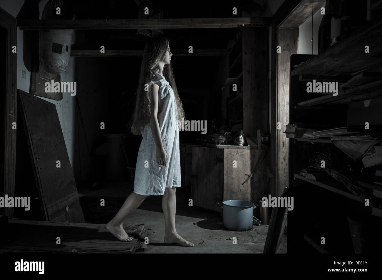 Orrore ragazza in abito bianco Foto Stock