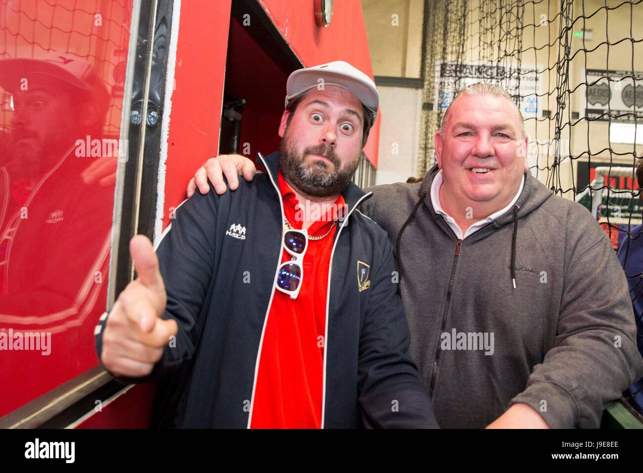 Hugh da Goldie Lookin Chain e Neville Southall durante la partita per Manchester celebrità e comunità football match finalizzata alla raccolta di fondi per il Mancheste Foto Stock