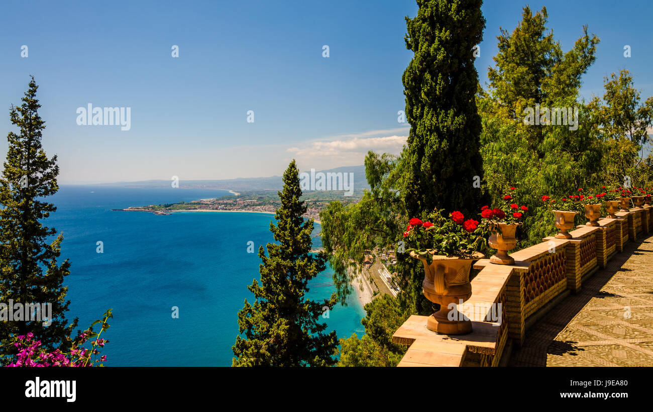 Sicilia (Italia): la bellissima costa siciliana vista da Taormina (su 26-27 maggio 2017, Taormina ha ospitato il Vertice dei Capi di Stato e di governo Foto Stock