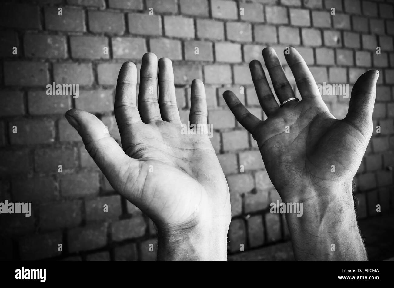 Le mani vuote del lavoro di un uomo, closeup foto in bianco e nero con il fuoco selettivo Foto Stock